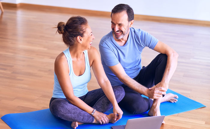 Por qué entrenar es beneficioso a todas las edades. Hombre y mujer entrenando y felices