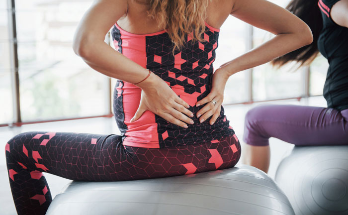 Por qué entrenar durante el embarazo es beneficioso. Mujer embarazada entrenando en un gimnasio
