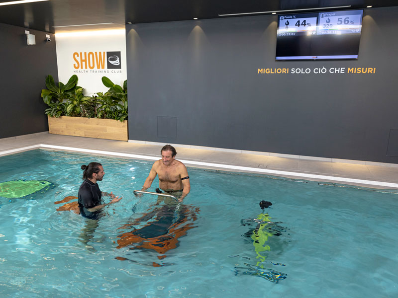 Entrenamiento en natación y postura con un entrenador personal en la piscina.