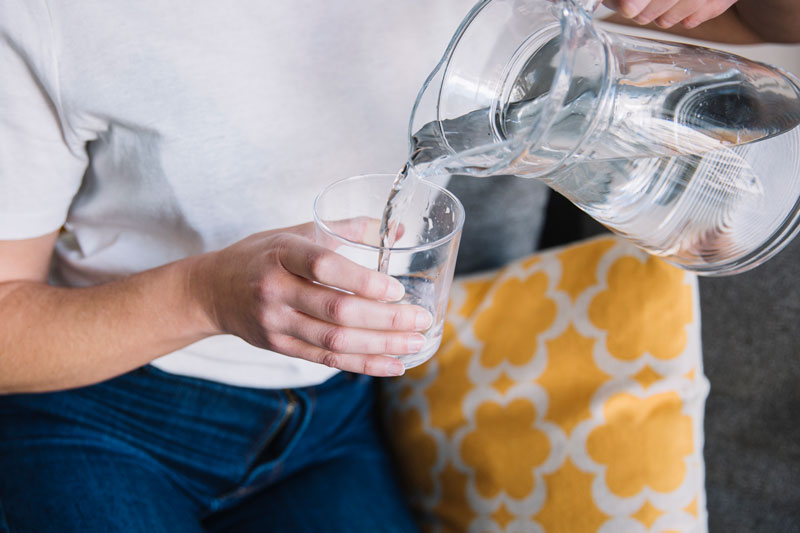 Bevi molta acqua per arrivare in forma alla prova costume