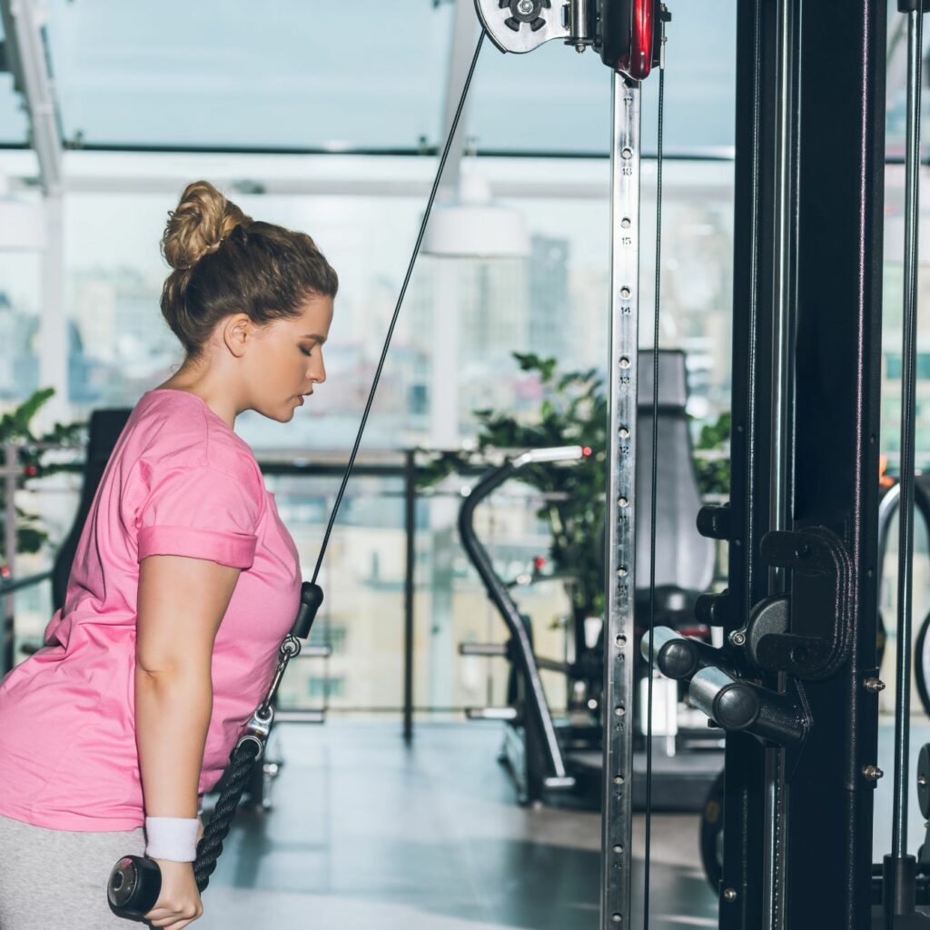 Diferencias entre entrenamiento con cables y pesas libres