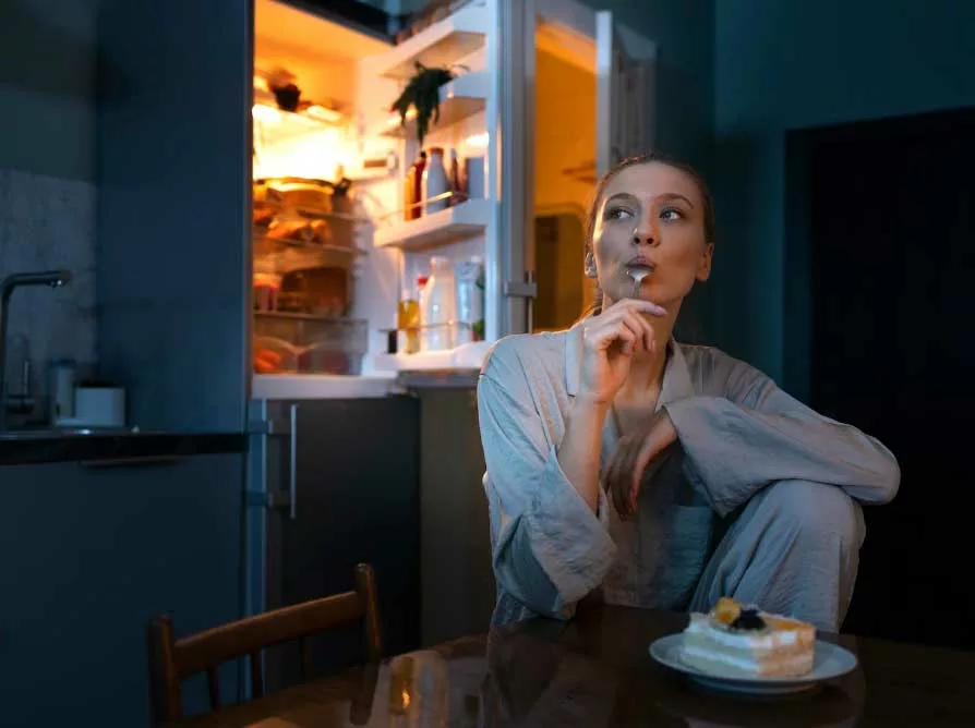 mujer cena tarde antes de irse a la cama