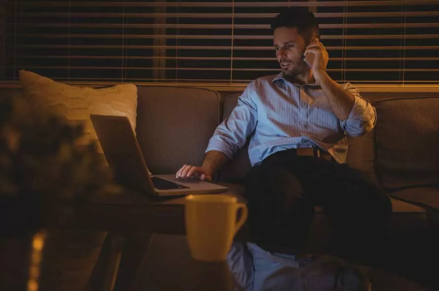 hombre trabaja tarde en la computadora