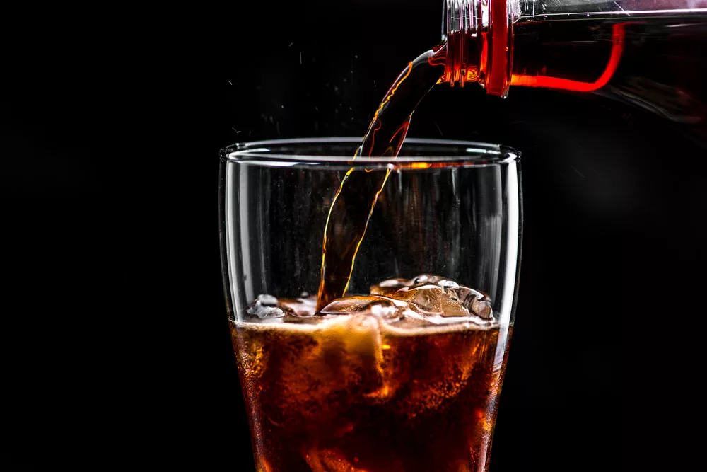 no beber refrescos para evitar la hinchazón abdominal