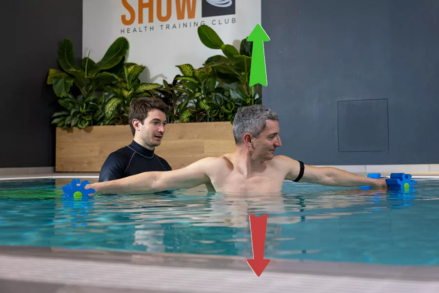 hombre experimenta la fuerza de flotación