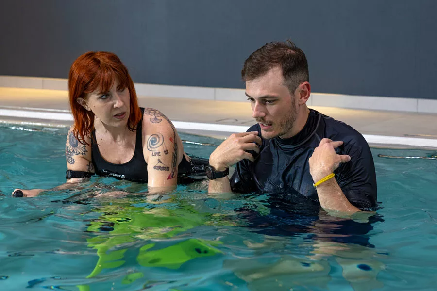 mujer entrenando en el agua, realizando ejercicios para su espalda