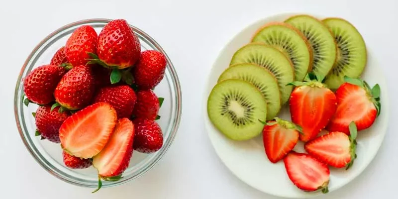 kiwi y fresas cortadas en trozos, son alimentos ricos en vitamina C
