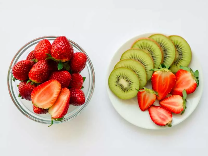 kiwi y fresas cortadas en trozos, son alimentos ricos en vitamina C