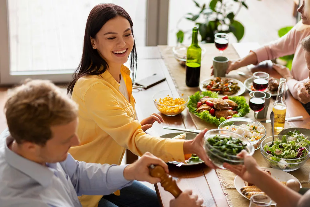 familia comiendo tranquilamente