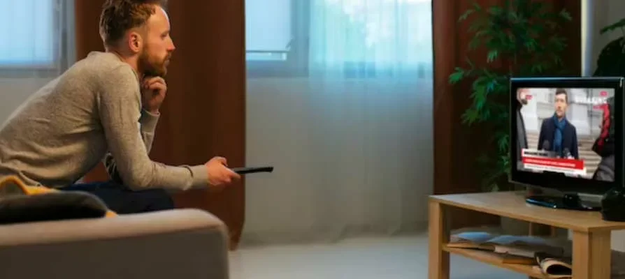 hombre ve televisión antes de dormir y no cuida su sueño
