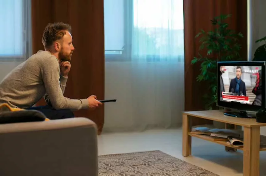hombre ve televisión antes de dormir y no cuida su sueño