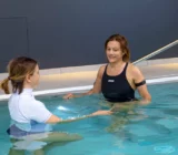 Ejercicios en el agua para la espalda: un baño de salud