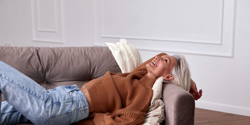 Mujer sonriente con un rostro joven