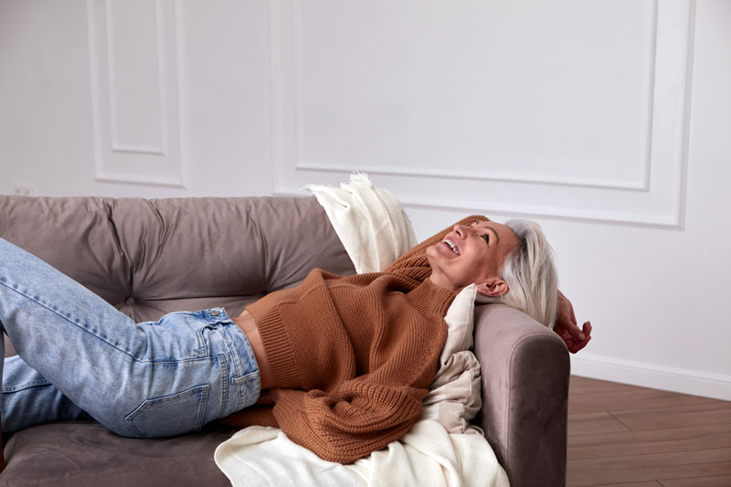 Mujer sonriente con un rostro joven