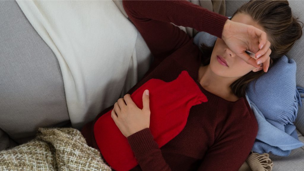 Una mujer con malestar estomacal